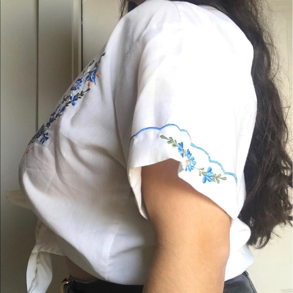 Vintage Collared Button Down W Flower Stitching. - image 3